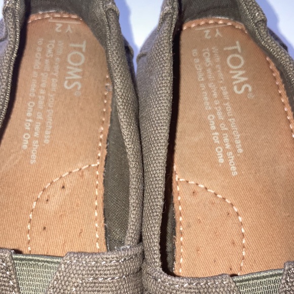 2 for $15 TOMS Shoes 2.0 Classic Alpargata Slip-On Big Kids Size 2Y Unisex - Picture 11 of 11